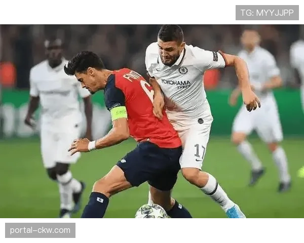 突发状况：马赛VS里昂比赛因球迷向场内投掷烟火中断15分钟